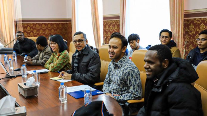 Pertemuan mahasiswa baru Indonesia asal Papua dengan Wakil Kepala Perwakilan RI di Moskow, Azis Nurwahyudi di KBRI Moskow (25/10/2019). Foto: KBRI Moskow