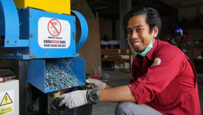 Peliknya masalah sampah plastik di Indonesia mendorong tim peneliti dari Departemen Teknik Mesin dan Industri, Fakultas Teknik UGM menciptakan inovasi mesin pencacah sampah plastik. Selanjutnya, cacahan sampah plastik bisa digunakan sebagai bahan campuran aspal. Foto: Taufiq Hakim