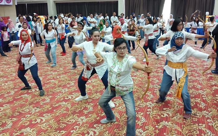 Flash mob Tari Wira Pertiwi oleh anggota Kagama Beksan DKI Jakarta di acara Temu Kangen Kagama DKI 2019. Foto : Josep/KAGAMA