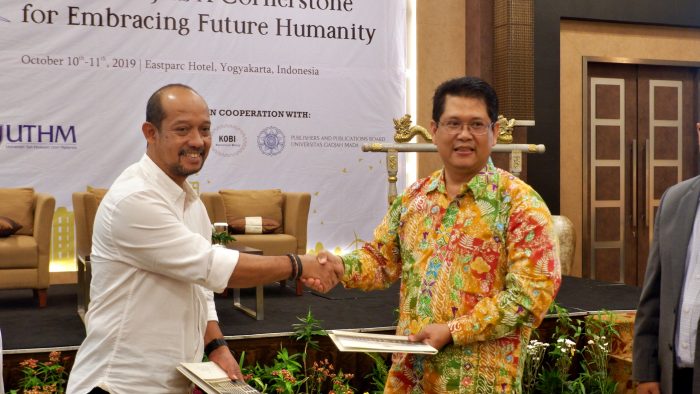 Penandatanganan MoU antara Fakultas Biologi UGM dengan Balai Arkeologi Yogyakarta, tentang kerja sama dalam bidang arkeo-biologi. Foto: Kinanthi
