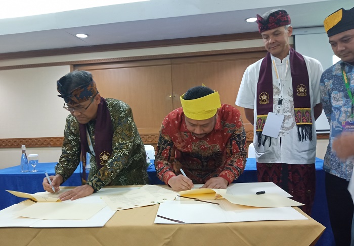 Rektor UGM Panut Mulyono (kiri) menandatangani Mou bersama Bupati Kampar Catur Sugeng Sutanto. Foto : Josep/KAGAMA