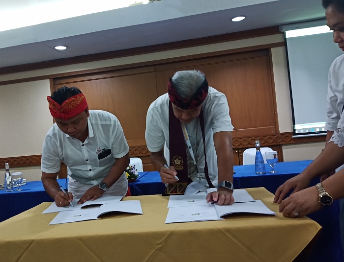 Ketua Umum Kagama Ganjar Pranowo (kanan) menandatangani MoU bersama Ketua JFF Indonesia I Gede Wingin. Foto : Josep/KAGAMA