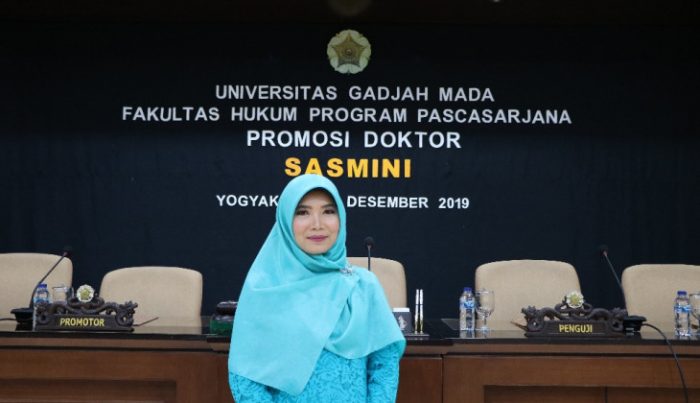 Dosen Fakultas Hukum Universitas Sebelas Maret (UNS), Sasmini, berhasil meraih gelar doktor dari UGM. Foto: Humas UGM