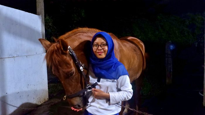 Belajar berkuda sudah menjadi impian Novarina Fauzia Dwi Rahma (21) sejak SMA. Foto: Kinanthi