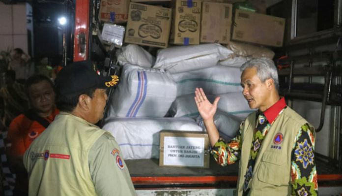 Gubernur Jawa Tengah, Ganjar Pranowo, memberangkatkan bantuan logistik untuk masyarakat terdampak musibah banjir di DKI Jakarta dan sekitarnya. Foto: Istimewa