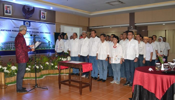 Ketua Umum Pengurus Pusat KAGAMA Ganjar Pranowo melantik Pengurus Daerah KAGAMA Jawa Tengah periode 2020-2025. Foto: Istimewa