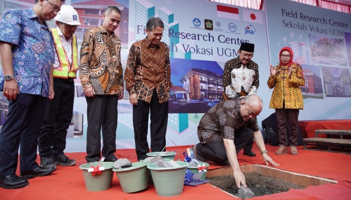 Wakil Gubernur DIY, Paku Alam X, meletakkan batu pertama pembangunan Gedung Field Research Center (FRC) Sekolah Vokasi UGM di Kabupaten Kulon Progo, Kamis (20/2/2020). Foto: Humas UGM