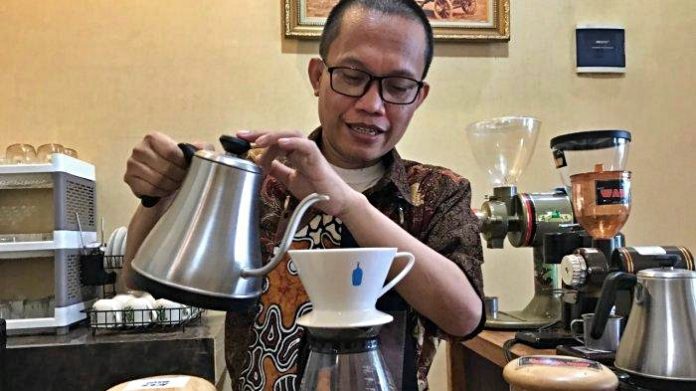 Tuhan menyelamatkan nyawa alumnus Fakultas Hukum UGM, Ismail Komar, setelah berjumpa dengan kopi robusta. Foto: Tribun Lampung