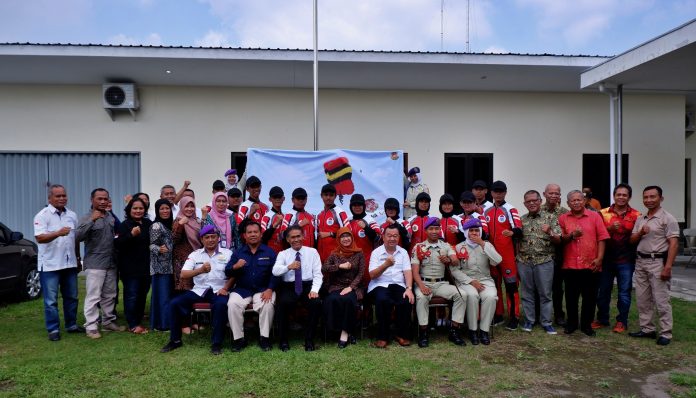 Rektor UGM, Prof. Panut Mulyono melepas 13 Penerjun Bebas UKM Satuan Resimen Mahasiswa UGM yang hendak mengikuti pendidikan. Foto: Tsalis