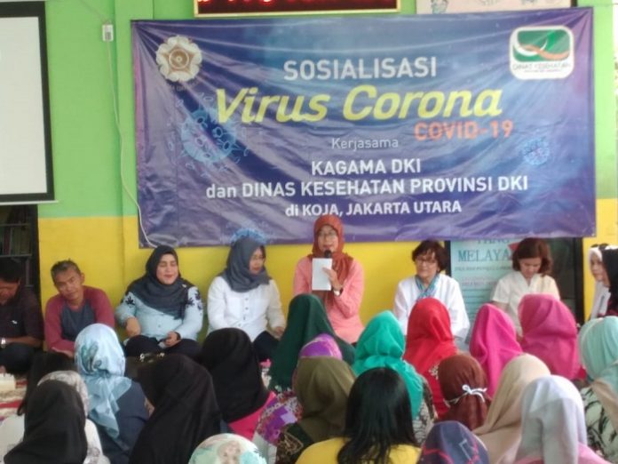 KAGAMA DKI bekerja sama dengan Dinas Kesehatan Provinsi DKI Jakarta menyampaikan informasi tentang virus Corona atau Covid 19 kepada warga Kelurahan Koja dan sekitarnya. Foto: KAGAMA DKI