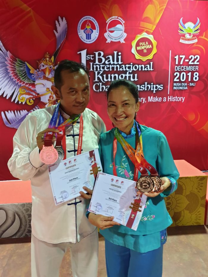Bersama sang istri raih emas, perunggu dan perak dalam kejuaraan di Bali 2018 lalu. Foto: Dok Pri