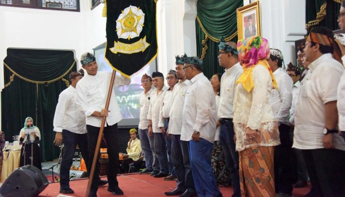 Ketua Umum Pengurus Pusat KAGAMA, Ganjar Pranowo, resmi melantik Pengurus Daerah KAGAMA Jawa Barat periode 2020-2025. Foto: Ist