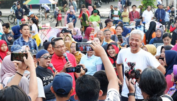 Gubernur Jawa Tengah Ganjar Pranowo bersama Gubernur Jawa Barat Ridwan Kamil melakukan aksi kampanye Cegah Virus Corona di kawasan Car Freeday Dago, Bandung. Foto: Ist