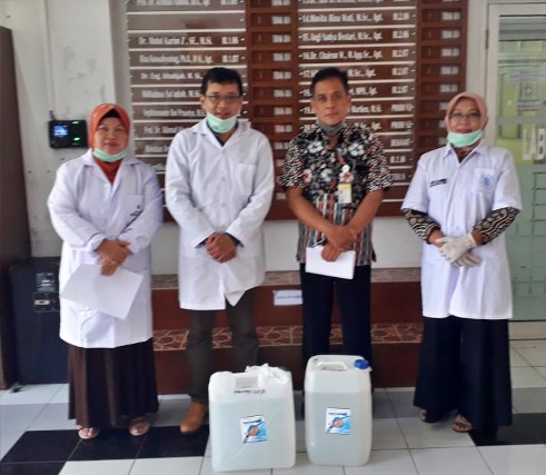 Hand sanitizer yang langka di pasaran membuat Fakultas Farmasi UGM melakukan program pengadaan hand sanitizer untuk fasilitas kesehatan di Daerah Istimewa Yogyakarta. Foto: Farmasi UGM