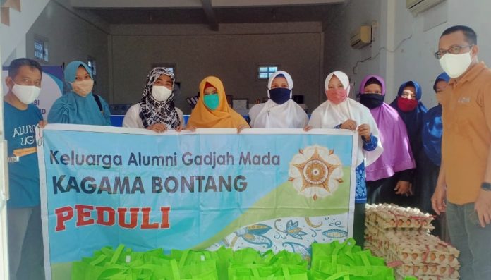 Pengcab KAGAMA Bontang mengadakan aksi untuk membantu masyarakat terdampak wabah virus corona. Foto: KAGAMA Bontang