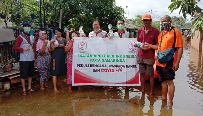 Ikatan Apoteker Indonesia (IAI) Kota Samarinda yang diketuai oleh alumnus Farmasi UGM, menggelar bakti sosial lewat program Peduli Banjir Samarinda. Foto: Ist