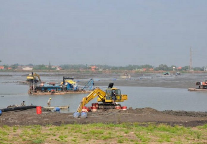 Kegiatan pengendalian lumpur Sidoarjo terdiri penanganan luapan lumpur, pembangunan tanggul dan infrastruktur lainnya serta pemeliharaan tanggul dan infrastruktur lain. Foto: Kementerian PUPR