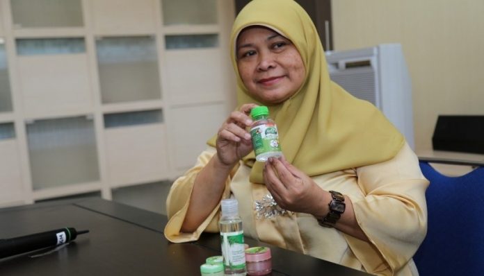 Dosen Kimia UGM, Ani Setyopratiwi, bercerita tentang suka duka berbisnis VCO (Virgin Coconut Oil). Foto: Humas UGM