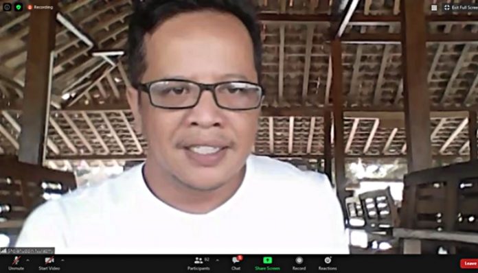 Alumnus Filsafat UGM, Sholahuddin Nur’azmy, berbagi kisah tentang pembangkitan UMKM di Desa Panggungharjo, Bantul, melalui platform pasardesa.id. Foto: Ist