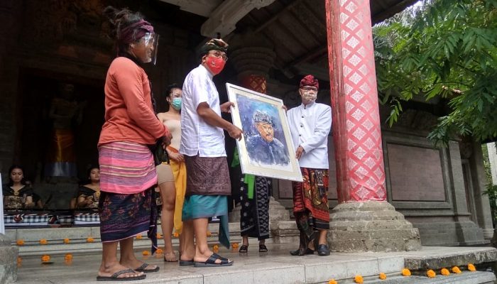 Sebanyak 37 karya dari tujuh perupa tampil dalam pameran yang digagas Pengda KAGAMA Bali bersama Agung Rai Museum of Art Museum Ubud. Foto: KAGAMA Bali