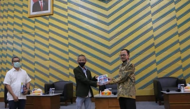 Direktur Jenderal Pendidikan Tinggi, Prof. Nizam meluncurkan buku seri buku Potret Pendidikan Indonesia di Masa Pandemi Covid-19. Foto: Humas DIKTI