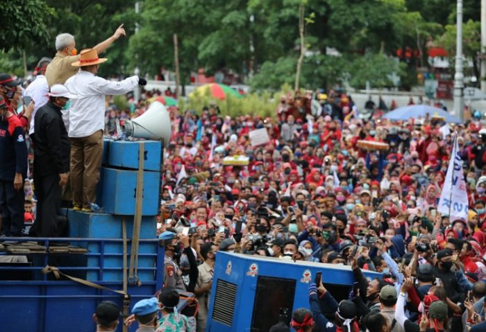 Suasana tertib terjadi saat Ganjar Pranowo keluar untuk menemui demonstran UU Cipta Kerja di depan Kantor Gubernur Jawa Tengah, Semarang. Foto: Humas Pemprof Jateng