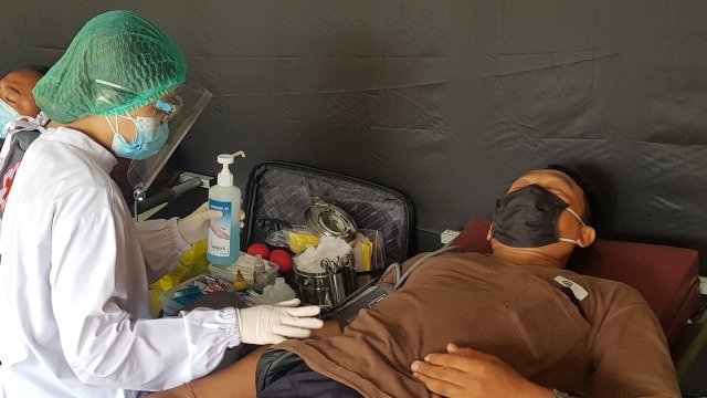 Pengda KAGAMA Bali menggelar aksi donor darah pada Minggu (18/10/2020). Foto: Kumparan