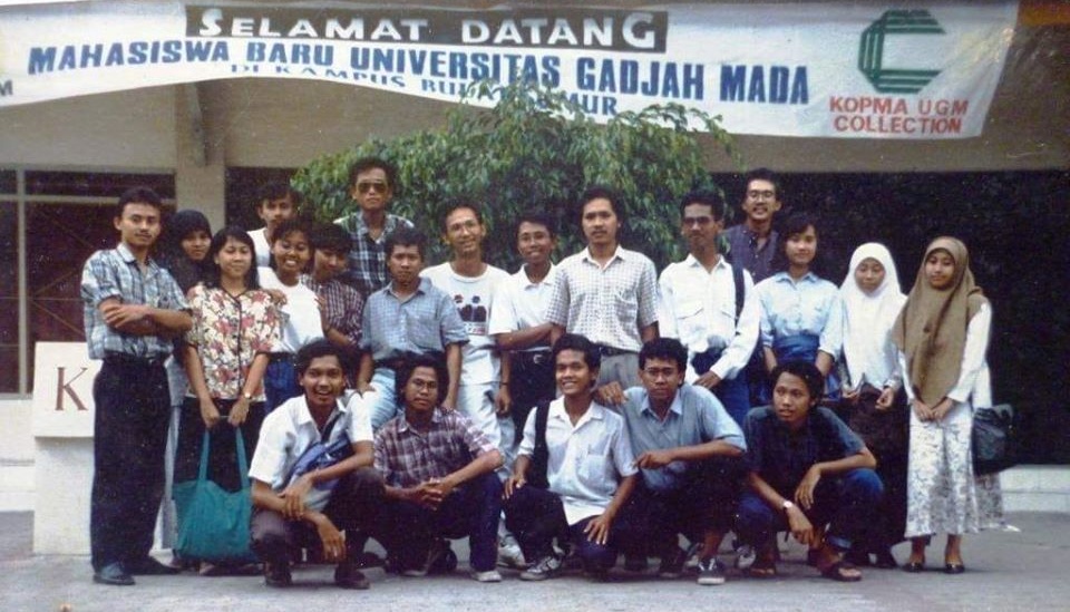 Bersama teman-teman Kopma UGM 1991. Yahya jongkok dua dari kiri di depan memakai kemeja kotak-kotak. Foto: Dok Pri