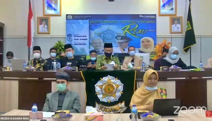 Ketua KAGAMA Riau periode 2021-2026, Ir. Emri Juli Harnis, MT, Ph.D., memohon dukungan dari semua anggota KAGAMA Riau untuk bekerja bersama dalam melaksanakan program kerja yang telah diputuskan dalam Musda (Musyawarah Daerah). Foto: Ist