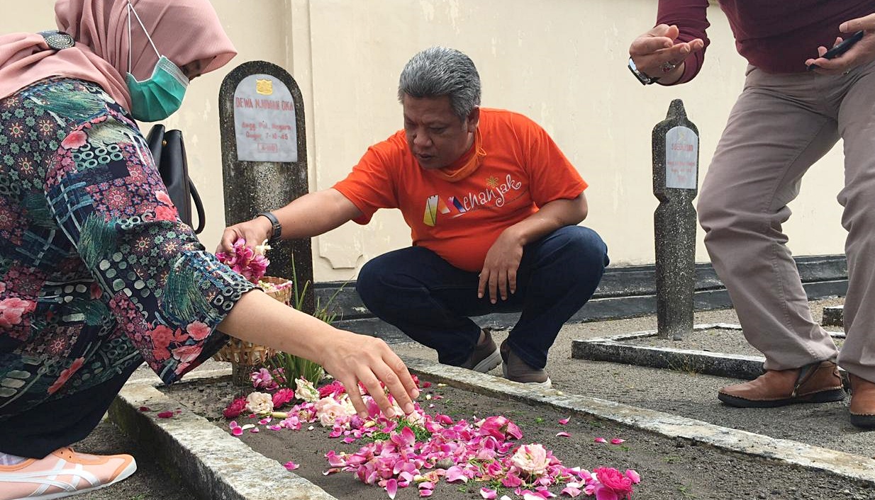 Bupati Muda Mahendrawan nyekar di Taman Makam Pahlawan. Sang Kakek, Dewa Nyoman Oka, yang dimakamkan di sana, menjadi salah satu inspirasi kepemimpinannya. Foto: Taufiq Hakim