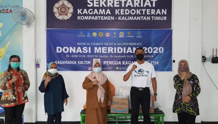 KAGAMA Kedokteran Kalimantan Timur (KAGAMADOK Kaltim) menyalurkan paket bantuan Alat Pelindung Diri (SPD) kepada para tenaga medis. Foto: KAGAMADOK Kaltim