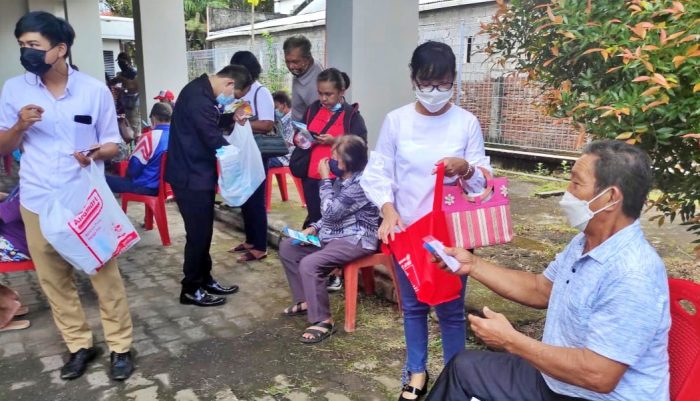 Keluarga Alumni Universitas Gadjah Mada (KAGAMA) Manado menggelar aksi sosial membagikan masker dan hand sanitizer kepada ratusan lanjut usia (lansia). Foto: KAGAMA Manado