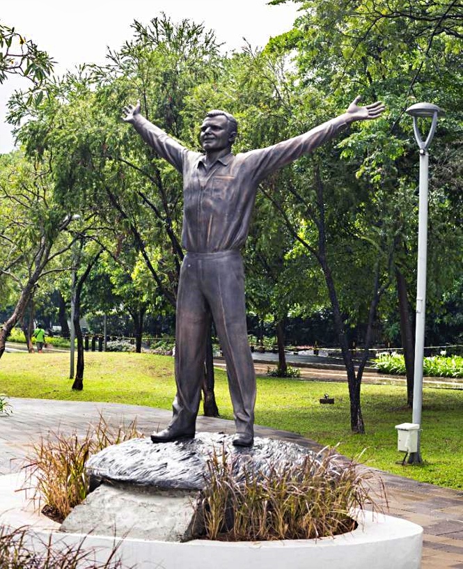 Pada Rabu (10/3/2021) patung Yuri Gagarin, Kosmonot Uni Soviet yang menjadi manusia pertama di ruang angkasa, diresmikan pemasangannya di Taman Mataram, Jakarta. Foto: Kemlu