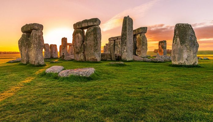 Kini para wisatawan tak perlu jauh-jauh ke Inggris atau Australia. Objek wisata sejarah zaman purba sudah bisa dinikmati dengan mengunjungi Stonehenge Merapi. Foto: Rakita Trans
