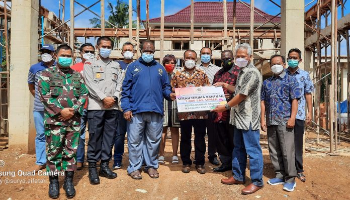 Kagama Papua Barat memberikan bantuan 1000 zak semen untuk pembangunan Gedung Sekretariat Ikatan Keluarga Sunda, Jawa dan Madura di Kota Sorong. Foto: Kagama Papua Barat
