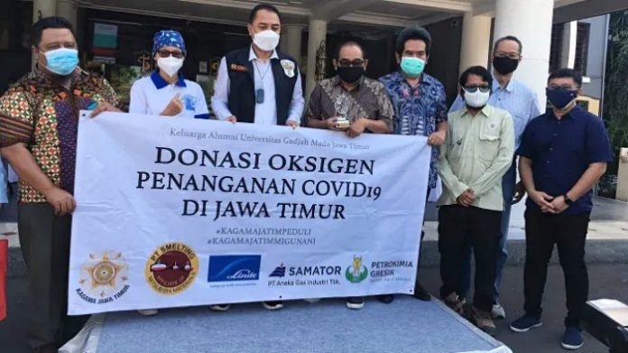 Keluarga Alumni Universitas Gadjah Mada (KAGAMA) Jawa Timur menyerahkan bantuan sosial kemanusiaan pada Senin (26/7/2021) di Surabaya. Foto: KAGAMA Jatim