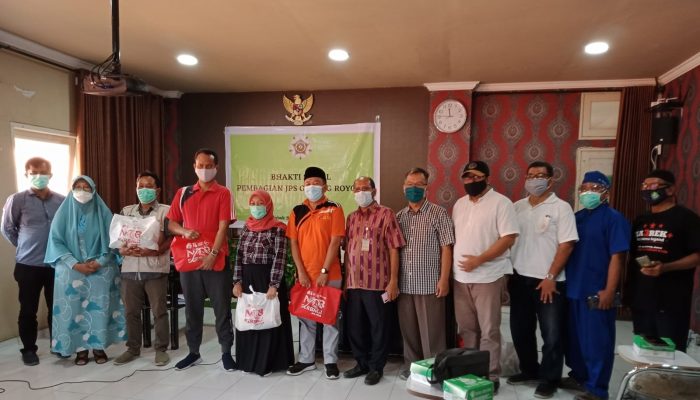 KAGAMA NTB melaksanakan bakti sosial di Rumah Sakit Patut Patuh Pacu Lombok Barat, Sabtu (14/8/2021). Foto: KAGAMA NTB