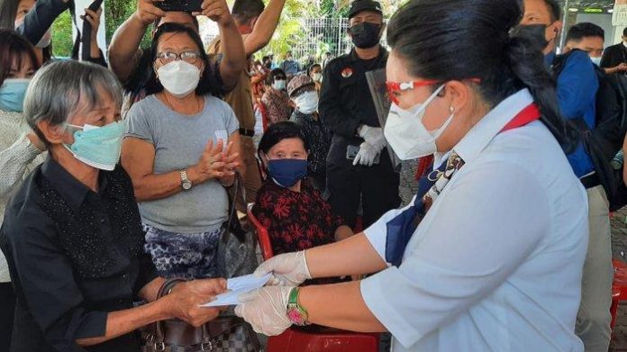 Penyaluran masker dari KAGAMA Manado fokus kepada para lansia dan jurnalis. Foto: KAGAMA Manado