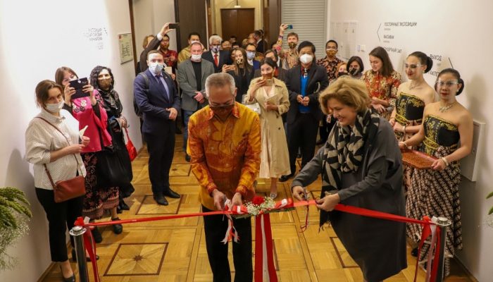 Dubes RI Moskow; Direktur Museum menggunting pita menuju Hall Pameran menandakan pembukaan Pameran Pesona Batik Indonesia. Foto: KBRI Moskow