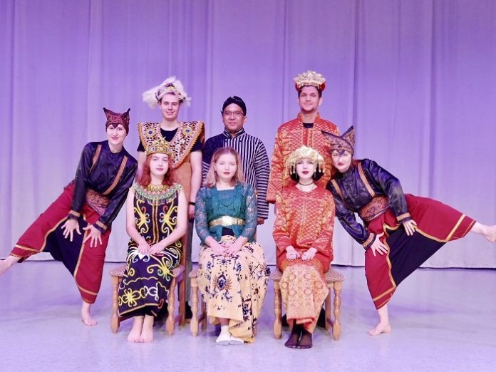 Dosen dan mahasiswa Minsk State Linguistic University (MSLU) antusias belajar mengenal budaya Indonesia dan mengenakan berbagai pakaian tradiional bumi Nusantara. Foto: KBRI Moscow