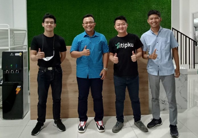 Founder & CEO Maxi Consulting Indonesia Ardhi Setyo Putranto (kedua dari kiri) dan Co-Founder & CEO Titipku Henri Suhardja (ketiga dari kiri) jalin kerja sama strategis untuk berdayakan UMKM dan pedagang pasar di tanah air. Foto: Maxi Consulting Indonesia