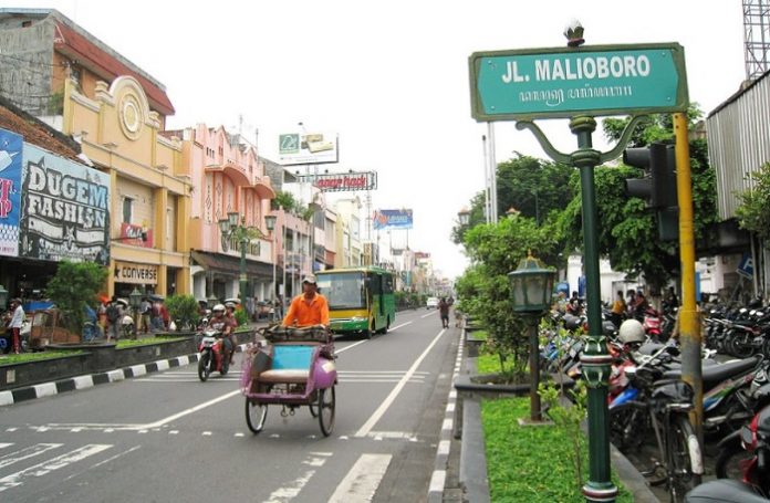 Pemerintah Daerah DI Yogyakarta perlu mengembangkan program-program yang bisa menjamin PKL setelah direlokasi dari Malioboro. Foto: Wikipedia