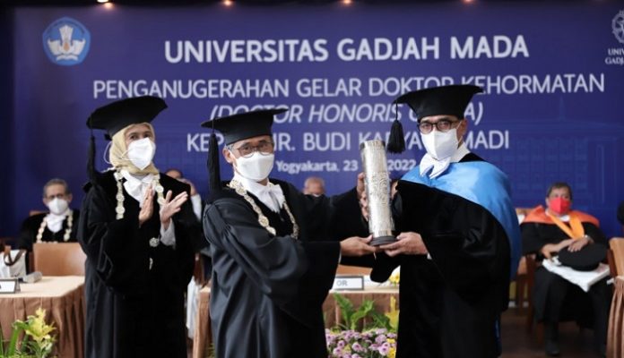 Rektor UGM Prof. Ir. Panut Mulyono, M.Eng., D.Eng. menganugerahkan gelar Doktor Honoris Causa kepada Menteri Perhubungan Budi Karya. Foto: ugm.ac.id