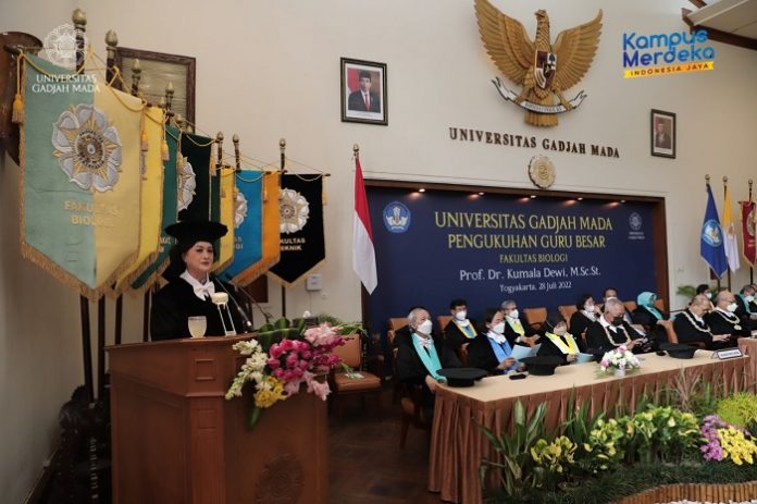 Prof. Dr. Kumala Dewi M.Sc.St., dikukuhkan sebagai Guru Besar pada Fakultas Biologi Universitas Gadjah Mada (UGM) dalam bidang ilmu Fisiologi Tumbuhan. Foto: Humas UGM