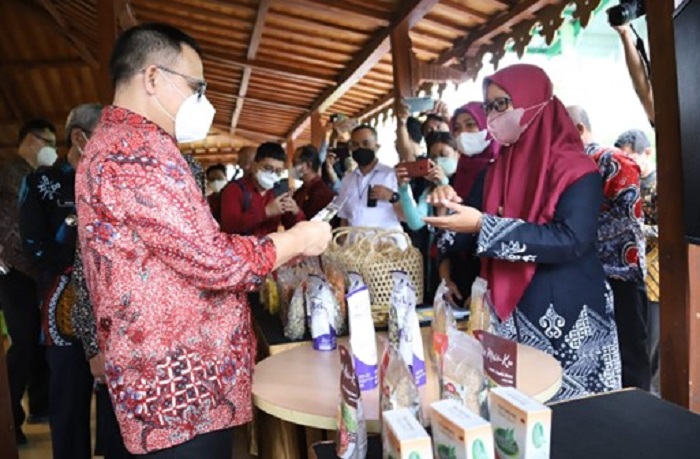 Kunjungan Abdullah Azwar Anas (Menteri PANRB) pada produk unggulan ikon G2R Tetrapreneur Sendangsari yaitu olahan bunga telang. Foto: G2R Tetrapreneur