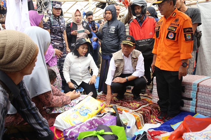 Menko PMK Muhadjir Effendy berdialog dan mendengarkan keluh kesah para korban gempa di Cianjur, Jawa Barat. Foto: Instagram @muhadjir_effendy