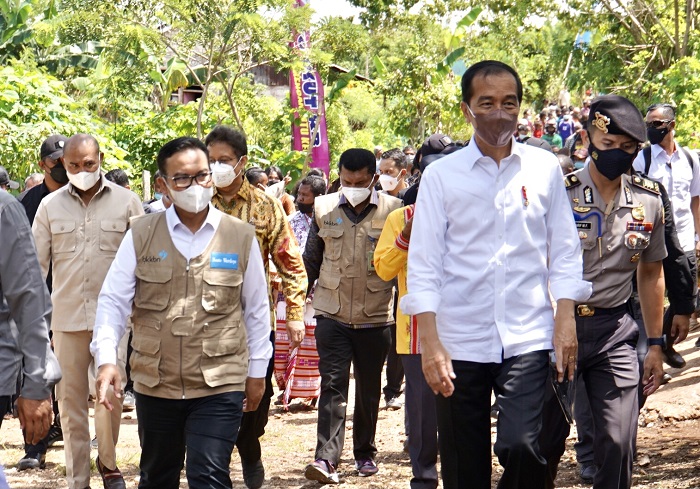 Kepala BKKBN dr. Hasto Wardoyo, Sp.OG (K) mendampingi Presiden RI Joko Widodo melakukan kunjungan kerja ke daerah. Foto: BKKBN 