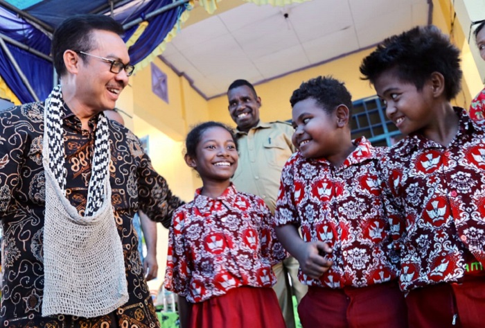  Dr. Hasto Wardoyo, Sp.OG (K) bercengkrama dengan anak-anak saat berkunjung ke Papua. Foto: BKKBN
