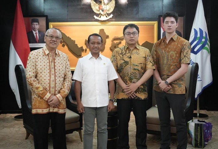CEO PANELTECH.US. Corp Leiven Tsai (kedua dari kanan) dan Senior Advisor untuk Indonesia Eddy Purjanto (pertama dari kiri) diterima Menteri Investasi dan Kepala Badan Koordinasi Penanaman Modal Bahlil Lahadalia (kemeja putih) di kantornya. Foto: Kementerian Investasi dan BPKM