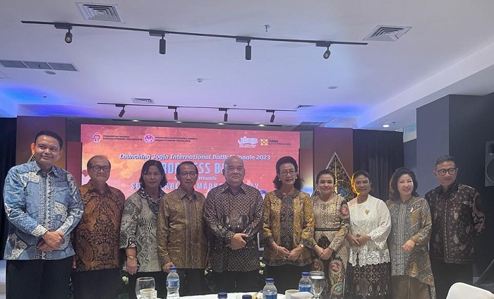KGPAA Paku Alam X dan GKR Hemas bersama para duta besar yang berasal dari Yogyakarta. Foto: JBII 2023